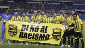 Los jugadores del Real España se unen a la campaña contra el no racismo.