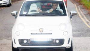 Este es el pequeño Fiat 500 Abarth que llevaba Sergio Romero a los entrenamientos del Manchester United.