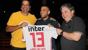 Dani Alves regresa a su país para jugar con el glorioso Sao Paulo.