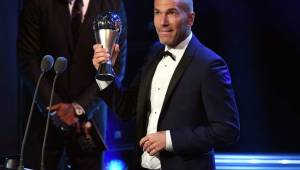 Zidane recibió el premio The Best al mejor entrenador de la temporada. Foto EFE