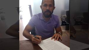El volante hondureño seguirá jugando en Grecia. El miércoles firmó su renovación con Levadiakos.
