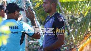 Eddie Hernández hablando con Ninrod Medina, asistente técnico de los azules, a quien le comunicó que no seguirá en el club.