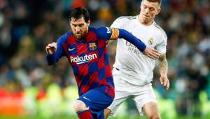 Toni Kroos marcando a Lionel Messi en un clásico español Barcelona - Real Madrid.