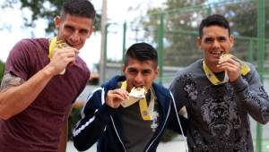 Los tres extranjeros de Motagua posaron orgullosos con la medalla de campeón.