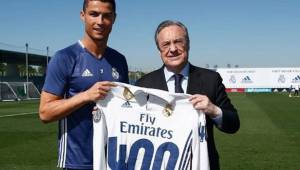 Esta es la camisa que recibió Cristiano Ronaldo por su nueva cifra goleadora con el club merengue. FOTO: Realmadrid.com