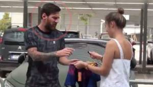 Messi firmando autógrafos antes de salis rumbo a Alemania.