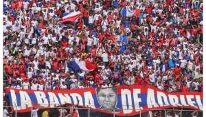 Los aficionados adquirieron todas las entradas para el juego de la gran final del Olimpia y Motagua.