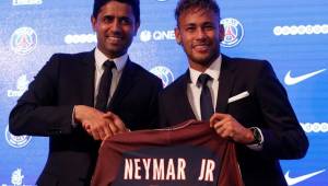 Neymar junto con el presidente del PSG en su llegada a Francia.