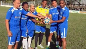 El delantero Allan Lalín (último e izquierda a derecha) junto con el resto de jugadores que han llegado para reforzar al Lepaera FC de la Liga de Ascenso.