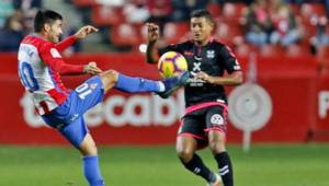 Bryan Acosta en acción del partido que su equipo Tenerife perdió 2-1.