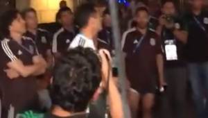 Rafael Márquez junto a un grupo de jugadores bajaron de sus habitaciones para agradecer a los aficionados.