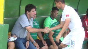 El entrenador del Marathón, Héctor Vargas, en el partido pasado contra Olimpia, saludando a Gerson Rodas, uno de los futbolistas que él llevó al albo. Foto DIEZ