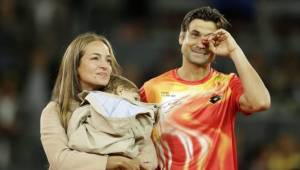 El tenista español David Ferrer estuvo acompañado de su esposa en el homenaje que le realizaron al final del partido.