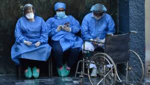 Un médico anestesista de un hospital en París reveló detalles de lo que ocurre en su día a día en la lucha contra el coronavirus. Fotos AFP