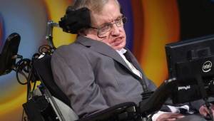 Hawking padecía una enfermedad motoneuronal relacionada con la esclerosis lateral amiotrófica (ELA) que fue agravando su estado con el paso de los años.