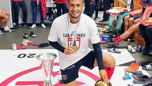 El hondureño Alex López festejando el título de Liga Concacaf conseguido con la Liga Alajuelense. Fue nombrado el mejor jugador de la competencia. Fotos cortesía