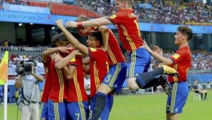 Los jugadores de España celebrando la primera anotación del partido.