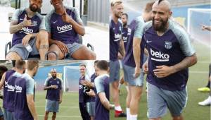 El jugador chileno se mostró contento durante su primer día de trabajo con el FC Barcelona. Hasta hubo bromas con Messi.