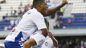 El hondureño Bryan Acosta celebra uno de los goles del Tenerife que vapuleó al Alcorcón en la segunda de España. Foto cortesía La Liga
