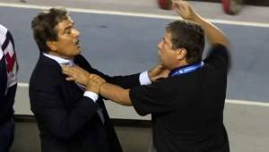 Este fue el momento cuando Jorge Luis Pinto y el técnico de Panamá 'Bolillo' Gómez se dieron duro en el partido de la Copa de la Uncaf. Foto cortesía