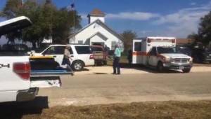 Imagen de televisión afuera del lugar del tiroteo en Sutherland Springs, Texas.