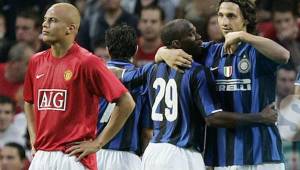 El hondureño David Suazo celebrando uno de los primeros goles con el Inter de Milan junto a aZlatan Ibrahimovic y Luis Figo frente al Manchester United.
