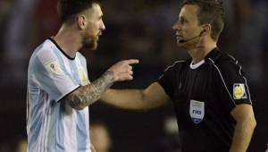Messi tuvo un altercado con uno de los árbitros ante Chile.