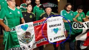 Aficionados mexicanos llegaron a recibir a su selección y dedicaron una pancarta a Honduras, su rival de mañana. Fotos Delmer Martínez