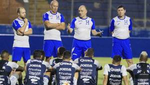 El entrenador de la Selección de Honduras, Fabián Coito, junto a sus ayudantes, planificaron bien el viaje a Martinica. Fotos DIEZ