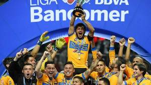 Damián Álvarez fue el encargado de levantar la copa de campeón de la Liga MX para los Tigres.