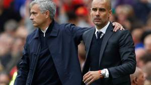 Pep Guardiola se mostró solidario con José Mourinho tras su destitución del banquillo del Manchester United. Foto AFP