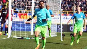 Un gol del brasileño Gabriel Barbosa a falta de 10 minutos para el final dio el triunfo al Inter en Bolonia. Fotos EFE y AFP