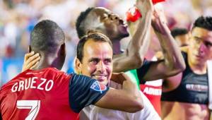 El entrenador colombiano, Óscar Pareja, celebra uno de los títulos de Copa ganados por el FC Dallas, al fondo Maynor Figueroa se rehidrata. Foto cortesía