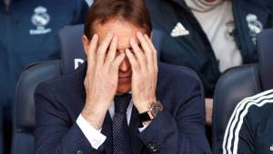 El entrenador del Real Madrid, Julen Lopetegui, se llevó los pelos a la cabeza al ver como su equipo era ultrajado en el Camp Nou.
