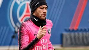 Neymar aterrizó en París para comenzar la pretemporada, pero su futuro aún no está definido.