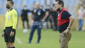 El entrenador de El Salvador Hugo Pérez quedó triste por no poder sumar de a tres frente a Honduras, un rival directo en la lucha por llegar a Qatar. Fotos DIEZ