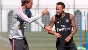 Tuchel junto con Neymar en el entrenamiento del PSG previo al arranque de la liga francesa.