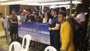 Los jugadores del Platense posando con el cheque que se les entregó este martes.