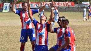 Los jugadores del Olimpia Occidental celebran uno de los goles ante Deportes Savio. Foto: Mundo Deportivo Copán.
