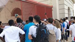 Aficionados hondureños observando por las rejas de una puerta el partido porque no los dejaron ingresar al estadio. Foto DIEZ
