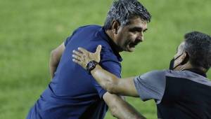 Los entrenadores Diego Vázquez del Motagua y Emilson Soto del Real España, se saludan durante el compromiso que se jugó en el estadio Morazán. Fotos N. Romero