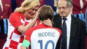 La presidenta de Croacia le dio un gran abrazo a Módric y lloró de la emoción, además reconoció su gran labor.