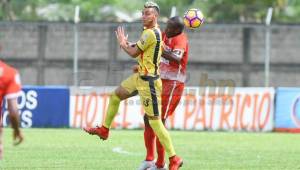 El delantero del Real España, Ángel Tejeda, se quedó de la cancha de Tocoa, a la que culpó del resultado que obtuvieron frente a Real Sociedad.