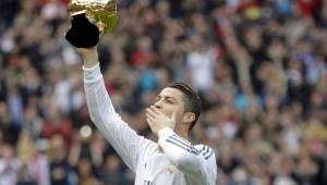 Cristiano Ronaldo mostrando su tercer Balón de Oro al Santiago Bernabeu.