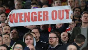 La afición del Arsenal pide la salida del entrenador luego de la humillación que vivieron en la Champions.