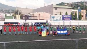 Los jugadores del Gimnástico y el Juticalpa FC en el partido que se disputa en el estadio Emilio Larach de la colonia Kennedy en Tegucigalpa. Foto cortesía Julio Paz