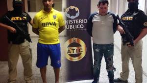 Los dos integrantes de la Ultrafiel cuando eran presentados por los miembros de la ATIC luego de la captura que ejecutaron este domingo en Tegucigalpa.