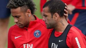 Neymar y Alves en el entrenamiento del PSG.