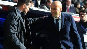 Diego Simeone y Zinedine Zidane durante un derby de Madrid.