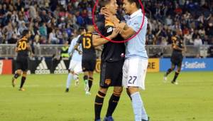 Momentos cuando el hondureño Roger Espinoza tomaba del cuello a su rival quien le había propinado un pisotón. Foto cortesía